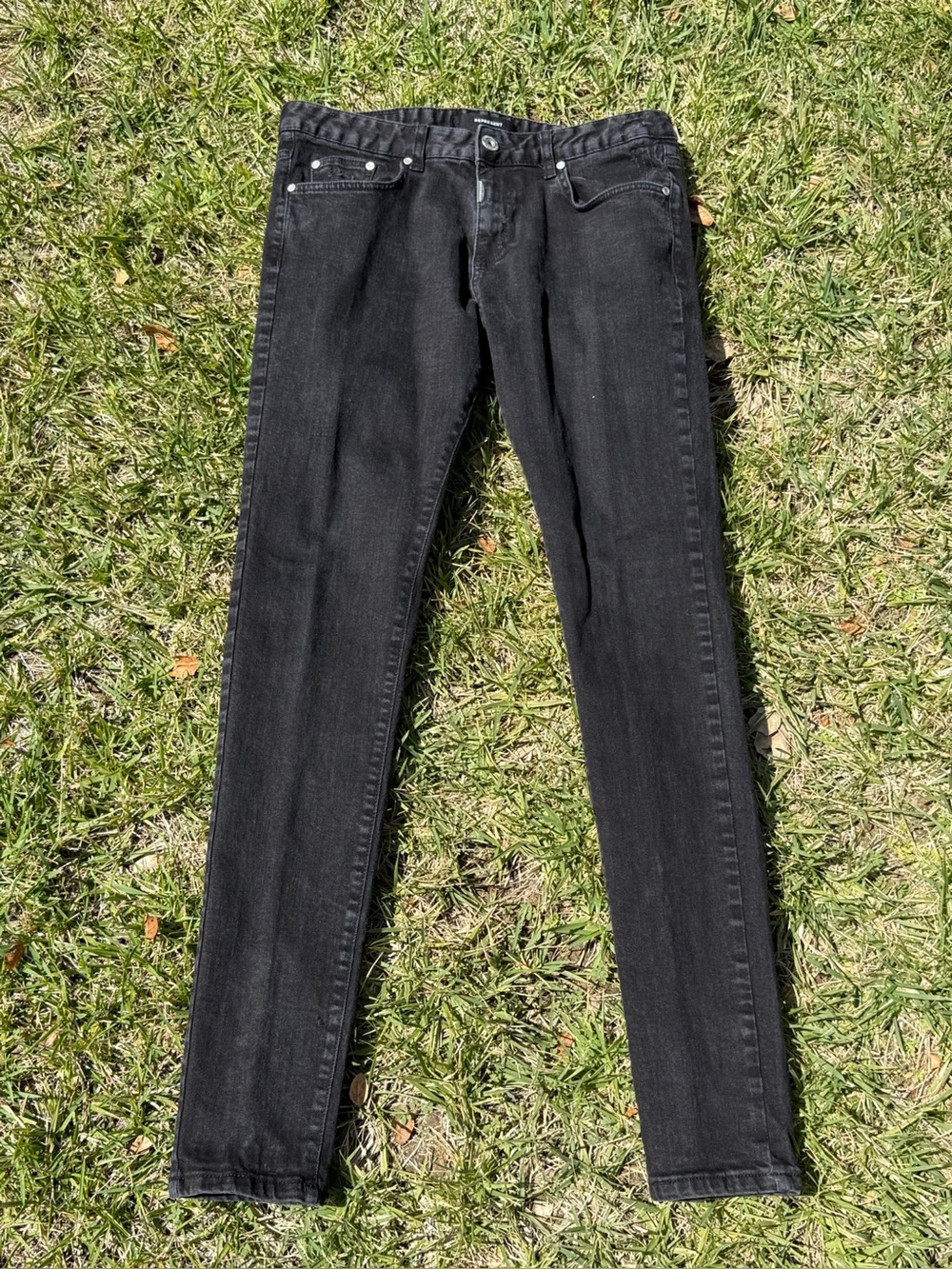 Represent "Essential Jeans Knee Destroyer" - size 34